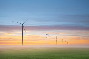 Windräder auf hügeliger Landschaft