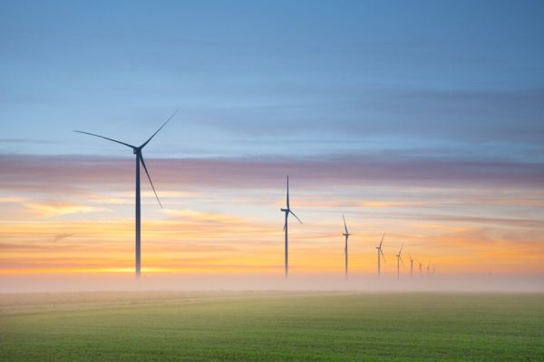 Windräder auf hügeliger Landschaft